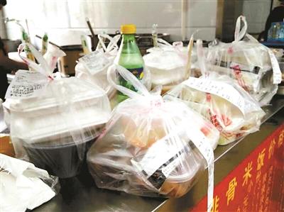 一餐館的“飯口”時段，等待“出發(fā)”的外賣擺滿案臺
