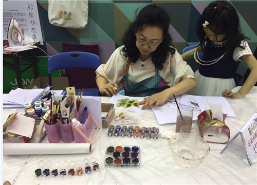 圖為陳寶華老師在往屆展會(huì)現(xiàn)場(chǎng) 圖為陳寶華老師在往屆展會(huì)現(xiàn)場(chǎng)