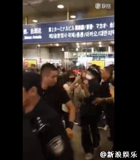 Bigbang權志龍抵達北京 保鏢怒推女粉絲 Bigbang權志龍抵達北京 保鏢怒推女粉絲