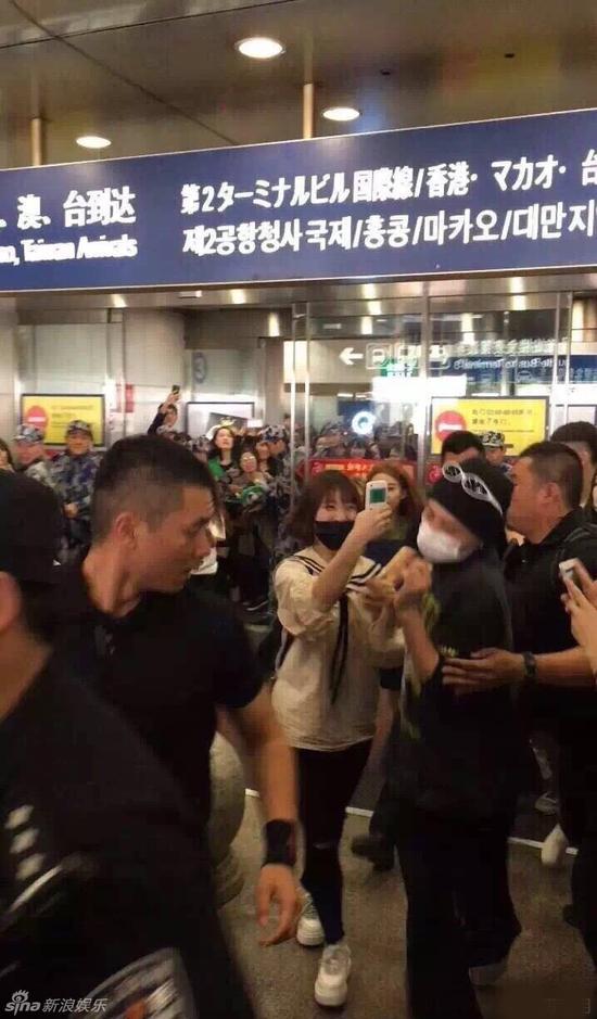 Bigbang權志龍抵達北京 保鏢怒推女粉絲 Bigbang權志龍抵達北京 保鏢怒推女粉絲