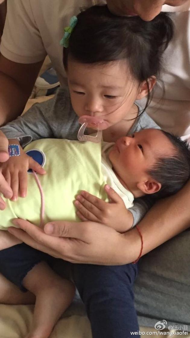 汪小菲曬女兒含著奶嘴抱弟弟 汪小菲曬女兒含著奶嘴抱弟弟