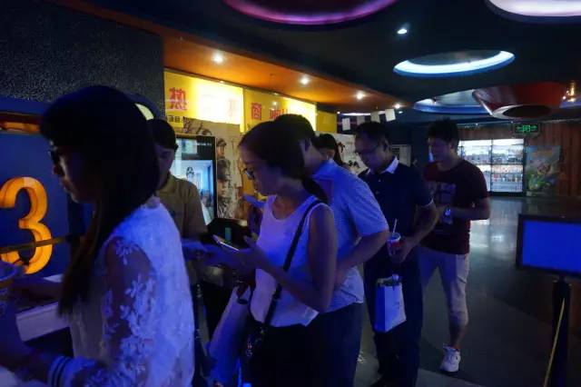 電影馬上開(kāi)始，排隊(duì)入場(chǎng)嘍