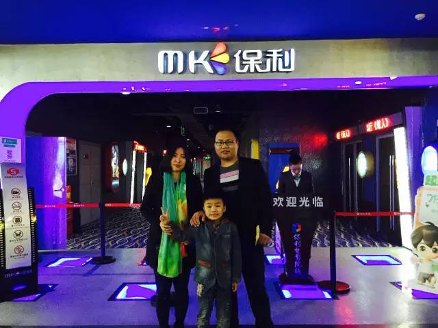 再來看兩個萌娃，表情都好有戲！