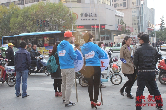 河南交通廣播的主持人們引導(dǎo)行人過(guò)馬路