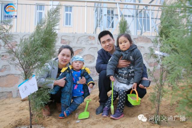 一家四口，一起種下我們的小樹，和寶貝兒們一起茁壯成長！