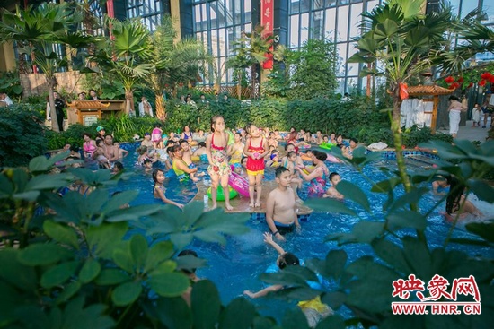 又開始過夏天的孩子們，在溫潤的泉水里放任天性。