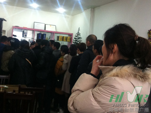 河南電臺信息廣播采編播人員前往面館進行愛心捐助 河南電臺信息廣播采編播人員前往面館進行愛心捐助