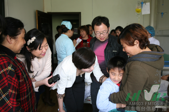 《老朋友》節(jié)目組看望小晨陽(yáng) 《老朋友》節(jié)目組看望小晨陽(yáng)