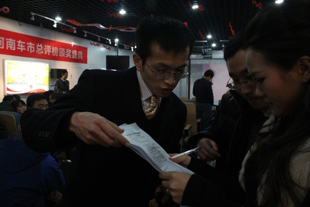 教育廣播女主播子楊就活動重要環(huán)節(jié)與商都網(wǎng)汽車頻道主管尹良進(jìn)行溝通 教育廣播女主播子楊就活動重要環(huán)節(jié)與商都網(wǎng)汽車頻道主管尹良進(jìn)行溝通