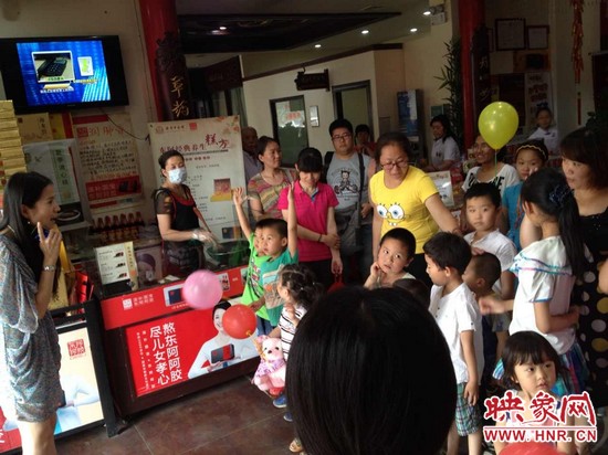 活動(dòng)開始前，1066城市之聲的主持人跟孩子們進(jìn)行現(xiàn)場(chǎng)互動(dòng)。