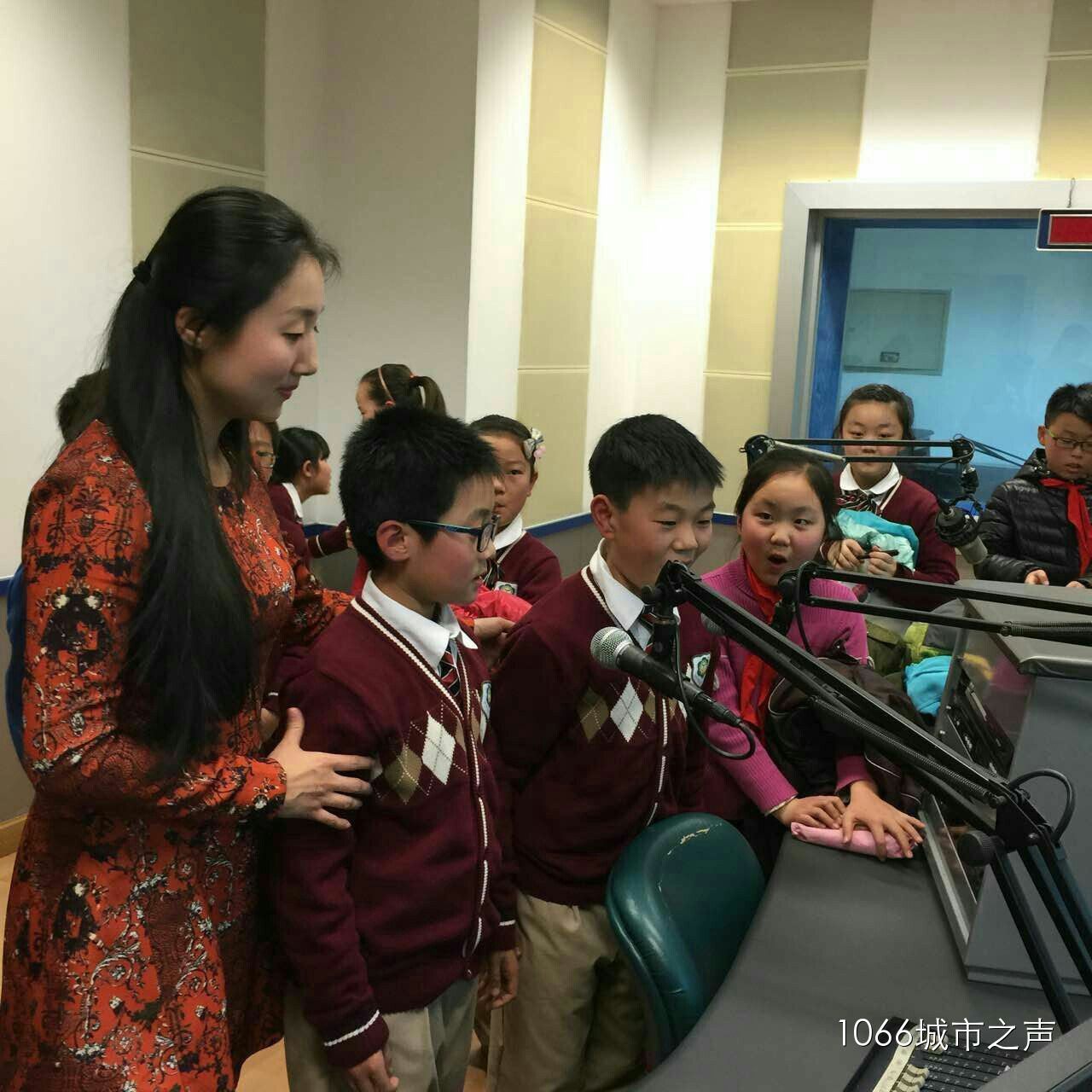 “好激動(dòng)，好激動(dòng)”！天天上學(xué)、放學(xué)都從廣播大廈經(jīng)過(guò)，今天終于進(jìn)來(lái)了！