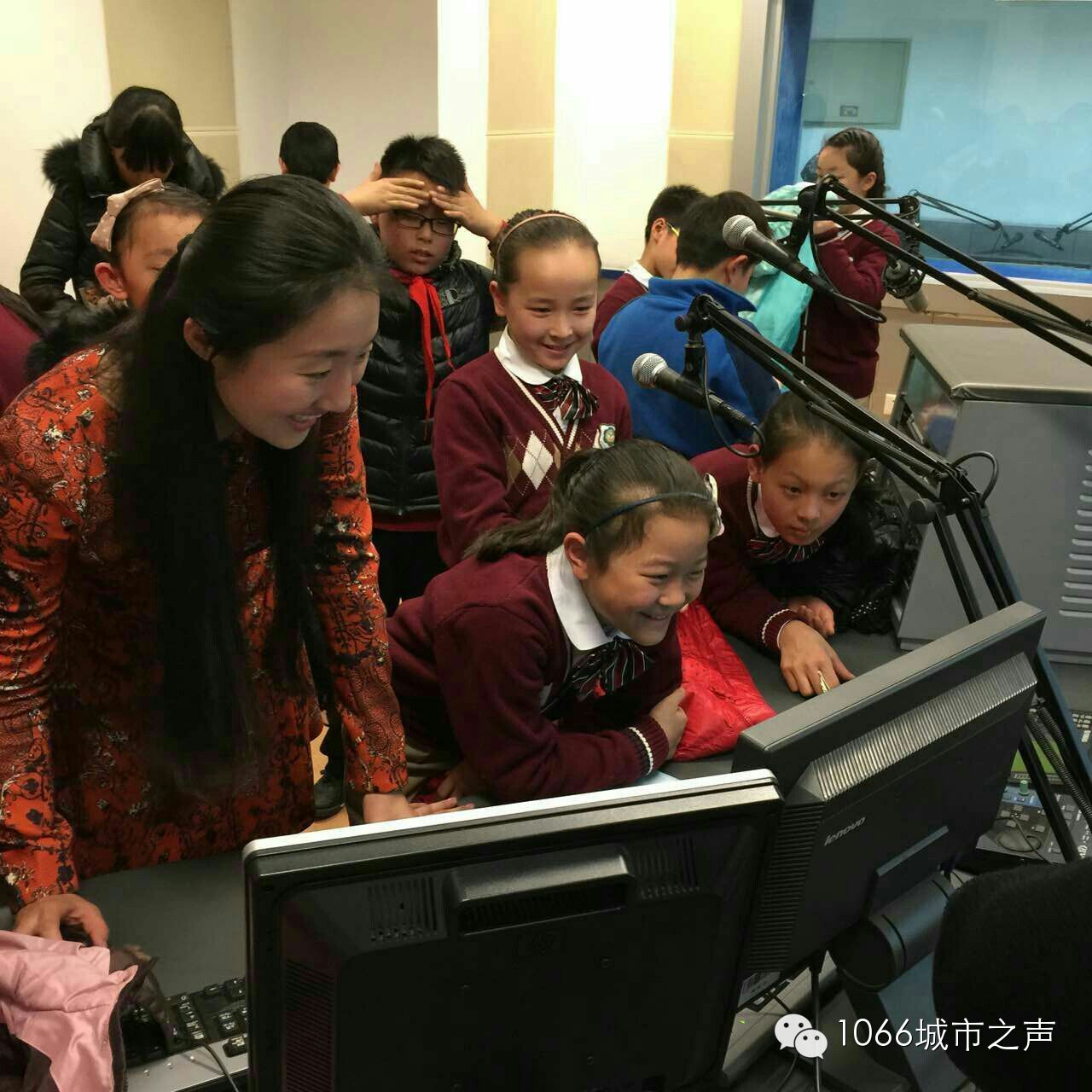 “好激動(dòng)，好激動(dòng)”！天天上學(xué)、放學(xué)都從廣播大廈經(jīng)過(guò)，今天終于進(jìn)來(lái)了！