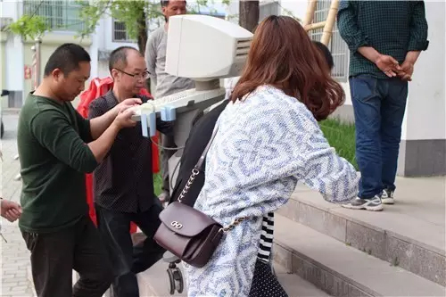 河南電臺1074綠色頻道副總監(jiān)寒江同工作人員搬放儀器設備