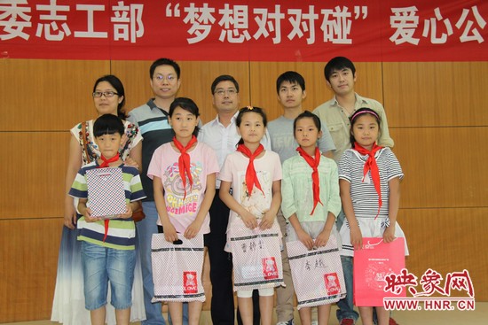 社會(huì)各界愛心人士給子們贈(zèng)送禮物 社會(huì)各界愛心人士給子們贈(zèng)送禮物