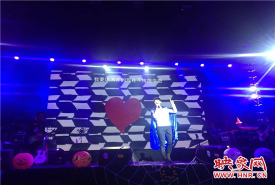 嚴(yán)爵及相信音樂旗下其他藝人賣力演出。