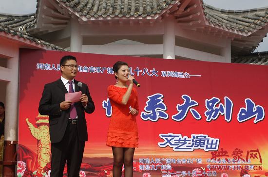 演出現(xiàn)場(chǎng)主持人向老人們表達(dá)節(jié)日的問候。