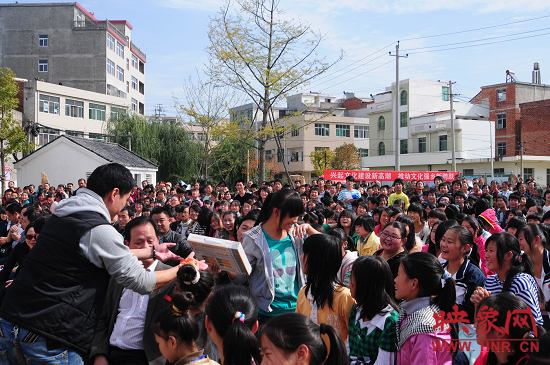 演出現(xiàn)場(chǎng)觀眾積極參與、氣氛熱烈。