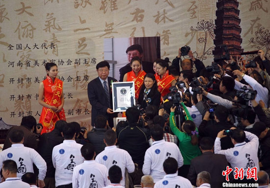 開(kāi)封千人書(shū)菊創(chuàng)造新的吉尼斯世紀(jì)記錄 開(kāi)封千人書(shū)菊創(chuàng)造新的吉尼斯世紀(jì)記錄