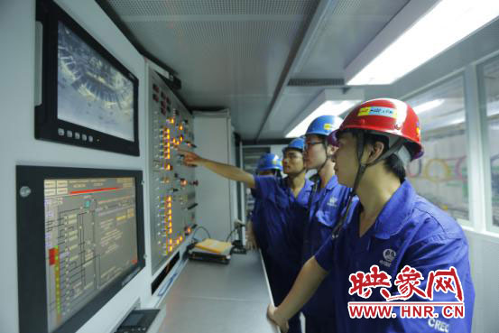 母永奇與同事討論技術(shù)問(wèn)題 母永奇與同事討論技術(shù)問(wèn)題