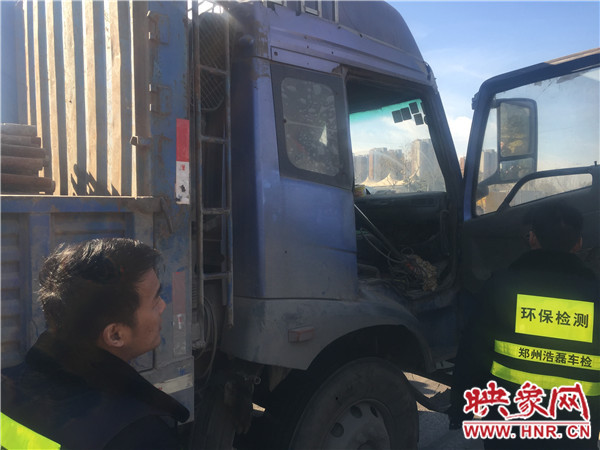 機(jī)動(dòng)車(chē)污染監(jiān)察支隊(duì)正在檢測(cè)大貨車(chē)尾氣排放指數(shù) 機(jī)動(dòng)車(chē)污染監(jiān)察支隊(duì)正在檢測(cè)大貨車(chē)尾氣排放指數(shù)