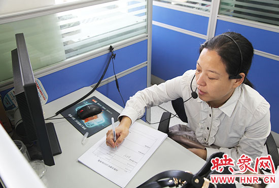 鄭州市人社局勞動(dòng)監(jiān)察大隊(duì)副大隊(duì)長(zhǎng)孫兆峰在接聽(tīng)熱線 鄭州市人社局勞動(dòng)監(jiān)察大隊(duì)副大隊(duì)長(zhǎng)孫兆峰在接聽(tīng)熱線