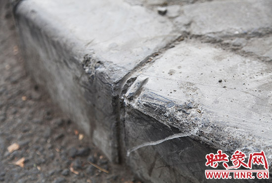 車道邊上的臺(tái)階，滿是電動(dòng)車摔下碰撞的痕跡