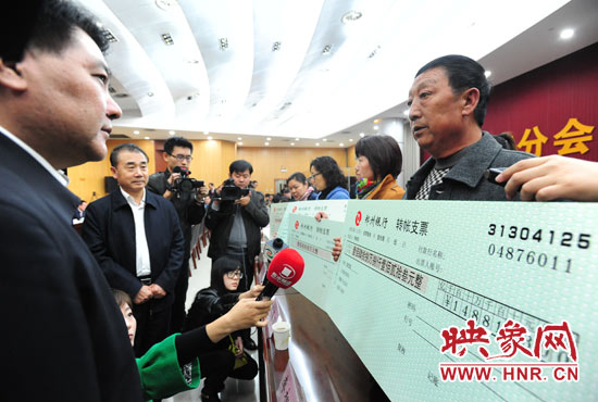 最高人民法院執(zhí)行局局長劉貴祥、河南省高級人民法院院長張立勇親手為申請執(zhí)行人員發(fā)放執(zhí)行款