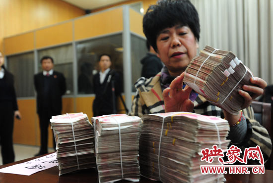 當天共發(fā)放執(zhí)行款4110萬元。其中，支票4018萬元，現(xiàn)金92萬元。