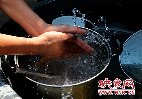 洗碗洗菜對于雙眼失明的張國敬來說，需要比常人花上更多的時間。