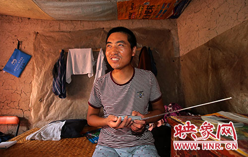 張國敬平時喜歡聽廣播，特別是各種歌曲節(jié)目。