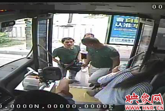 監(jiān)控顯示，竊賊偷女孩手機(jī)，公交車長幫忙要回手機(jī)。