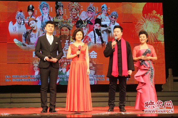 戲迷春晚主持人月陽（右二）、李亞楠（右一）、王巖（左二）、王曉凡（左一）