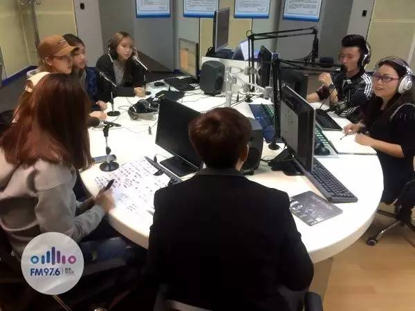 正式直播的時(shí)候，美少女們都非常認(rèn)真哦！