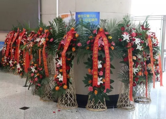 “月陽工作室”團(tuán)隊(duì)成員、戲曲志愿者及社會各界送來的祝福花籃