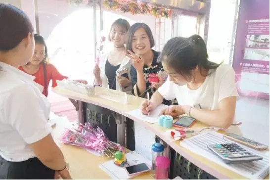 到場嘉賓均獲得巧克力一盒，女士另外還獲得獲得玫瑰花一支。