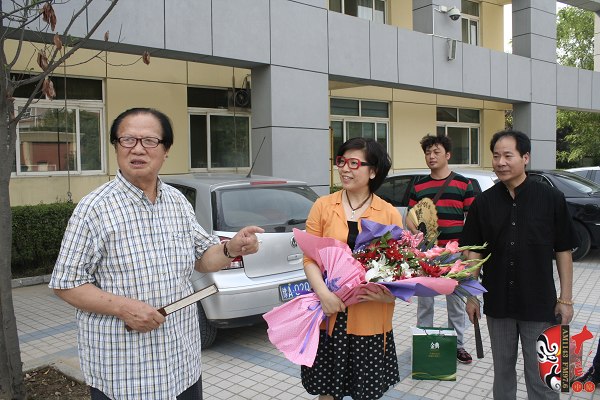 左起:著名豫劇表演藝術(shù)家賈庭聚、河南電臺(tái)戲曲廣播總監(jiān)木子、唐派再傳弟子郭志成等待看望馬云玲女士 左起:著名豫劇表演藝術(shù)家賈庭聚、河南電臺(tái)戲曲廣播總監(jiān)木子、唐派再傳弟子郭志成等待看望馬云玲女士