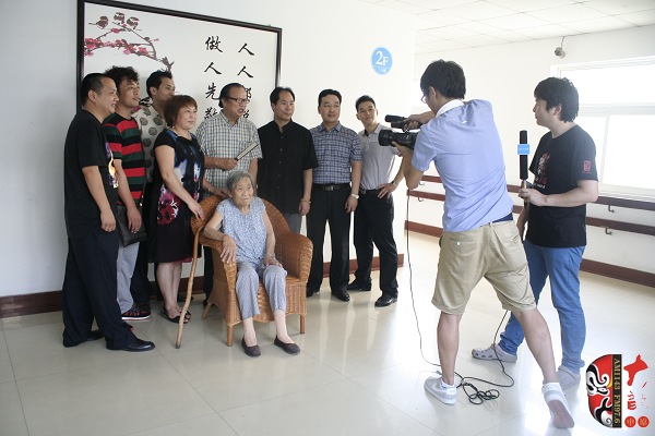 唐派眾弟子將通過(guò)視頻向7月15日在鄭東新區(qū)噴泉廣場(chǎng)觀看《豫韻唐風(fēng)——豫劇唐派名家票友演唱會(huì)》演出的 唐派眾弟子將通過(guò)視頻向7月15日在鄭東新區(qū)噴泉廣場(chǎng)觀看《豫韻唐風(fēng)——豫劇唐派名家票友演唱會(huì)》演出的