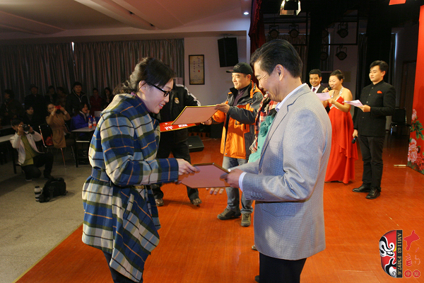 河南電臺(tái)戲曲廣播副總監(jiān)張彤、安徽戲曲廣播副總監(jiān)汪源、陜西戲曲廣播資深音樂(lè)編輯焦詠為晉級(jí)選手頒發(fā)晉級(jí)牌