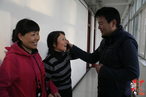  著名戲曲節(jié)目主持人、河南電臺(tái)戲曲廣播當(dāng)家小生月陽在排練現(xiàn)場(chǎng)連線直播間并采訪劇目主要演員