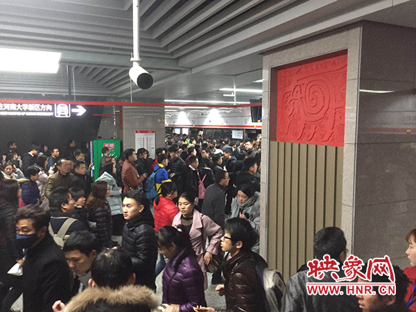 限行首日多數(shù)市民選擇地鐵出行 限行首日多數(shù)市民選擇地鐵出行