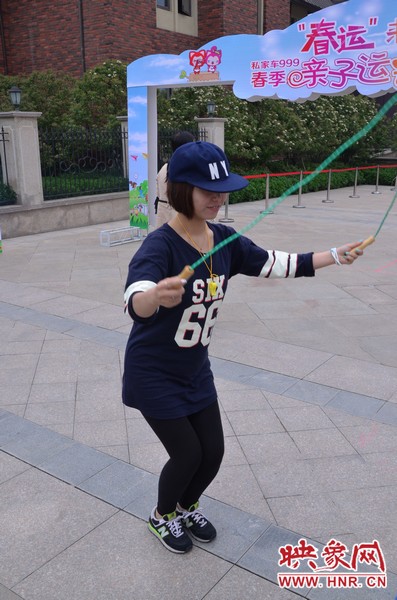 小麥也是現(xiàn)場玩起了跳繩，技術(shù)不錯嘛！