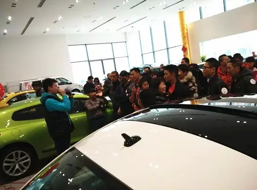 現(xiàn)場活動由私家車廣播《999車生活》主播飛揚(yáng)、佳雨主持，新年呵護(hù)，溫暖你一路。
