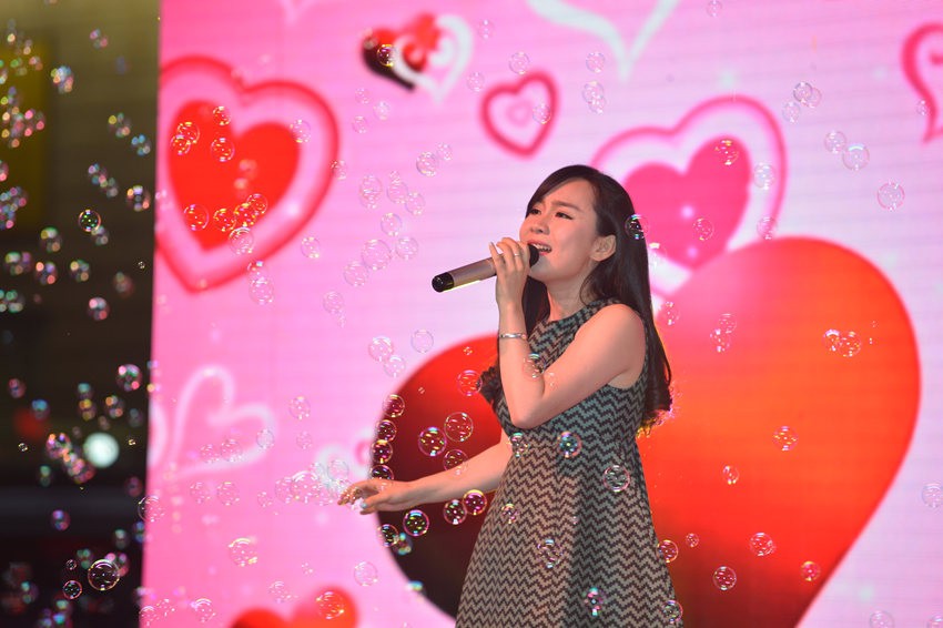 夢茹選擇了走溫情路線，《至少還有你》唱的是深情款款。