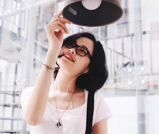 當(dāng)然，怎么能少的了美女出鏡？