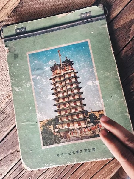 我們撫摸著鄭州的歷史，從中了解它的厚度。