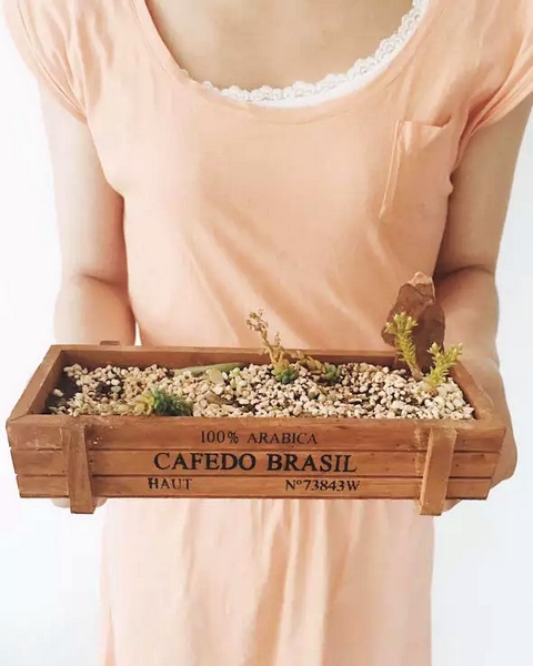 我們同時(shí)也在撫摸著希望，從中了解鄭州的生命張力。