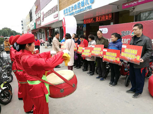 10月29日 河南體彩鶴壁分中心向獲獎(jiǎng)彩民頒發(fā)15輛電動(dòng)車 10月29日 河南體彩鶴壁分中心向獲獎(jiǎng)彩民頒發(fā)15輛電動(dòng)車