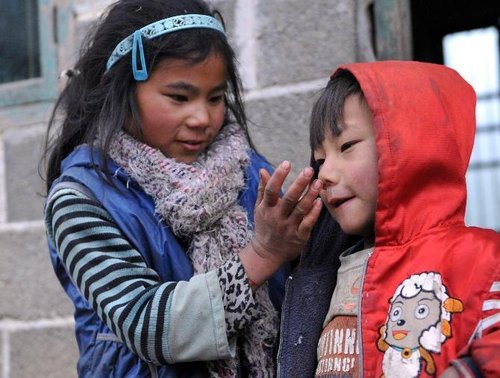 “最堅強留守女童”:9歲撐起一個家 “最堅強留守女童”:9歲撐起一個家