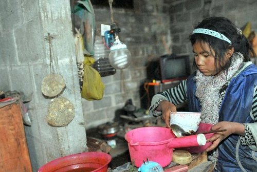 “最堅強留守女童”:9歲撐起一個家 “最堅強留守女童”:9歲撐起一個家