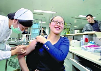 昨日，向雪敏在同濟(jì)醫(yī)院血液科病房打動(dòng)員劑，丈夫陳武右在身后注視著妻子 記者傅克強(qiáng)